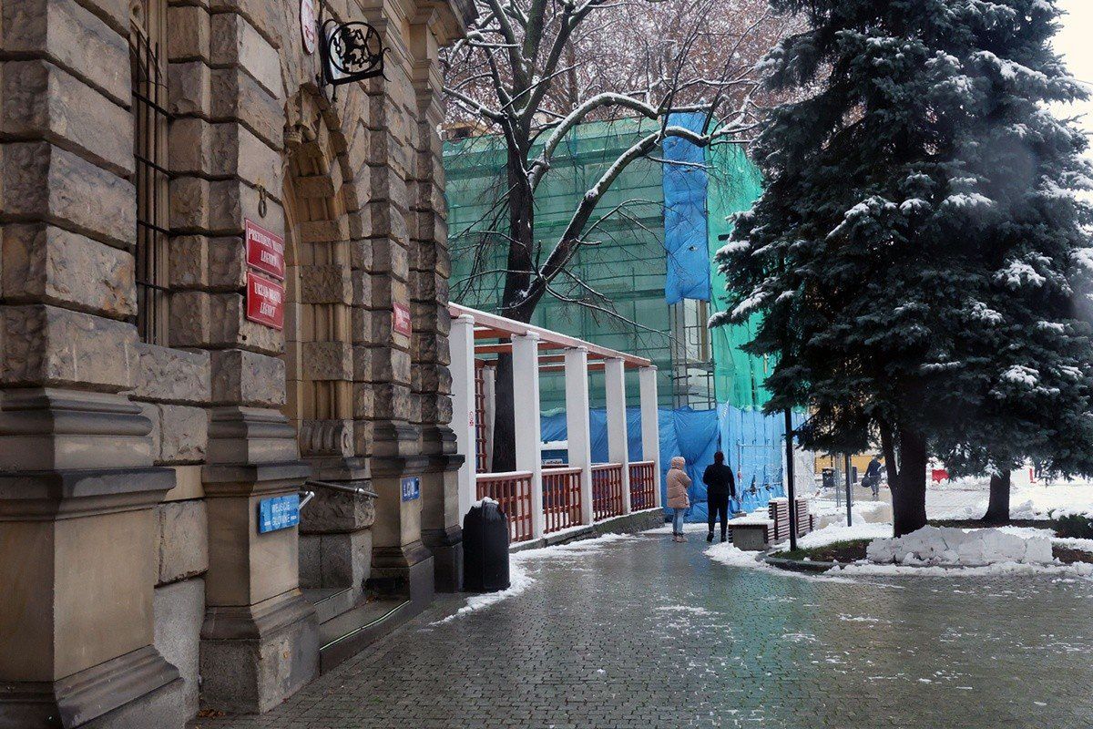 Trwa remont tzw. małego budynku urzędu miasta przy Placu Słowiańskim w Legnicy, aktualne zdjęcia