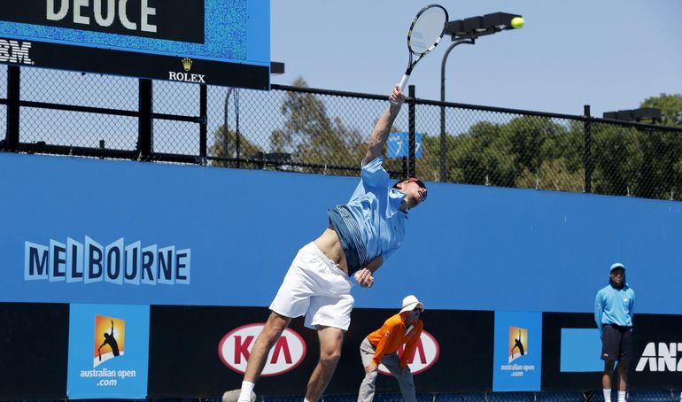 Janowicz pokazał się na korcie nr 8 w gustownych okularach przeciwsłonecznych