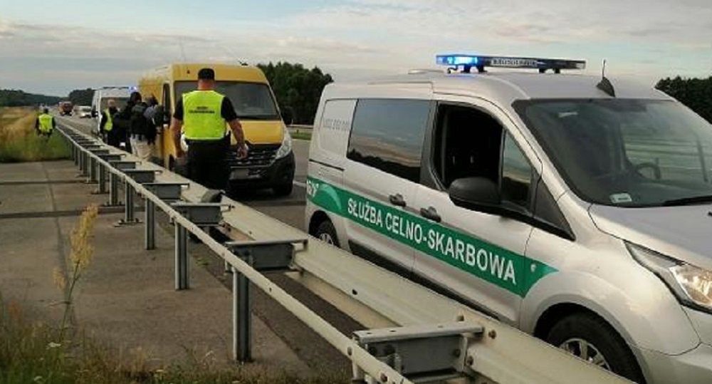 Akcja KAS na A4. 10 obcokrajowców w dostawczaku