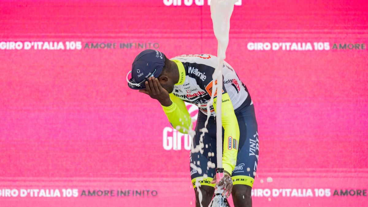 Biniam Girmay na podium etapu Giro d'Italia