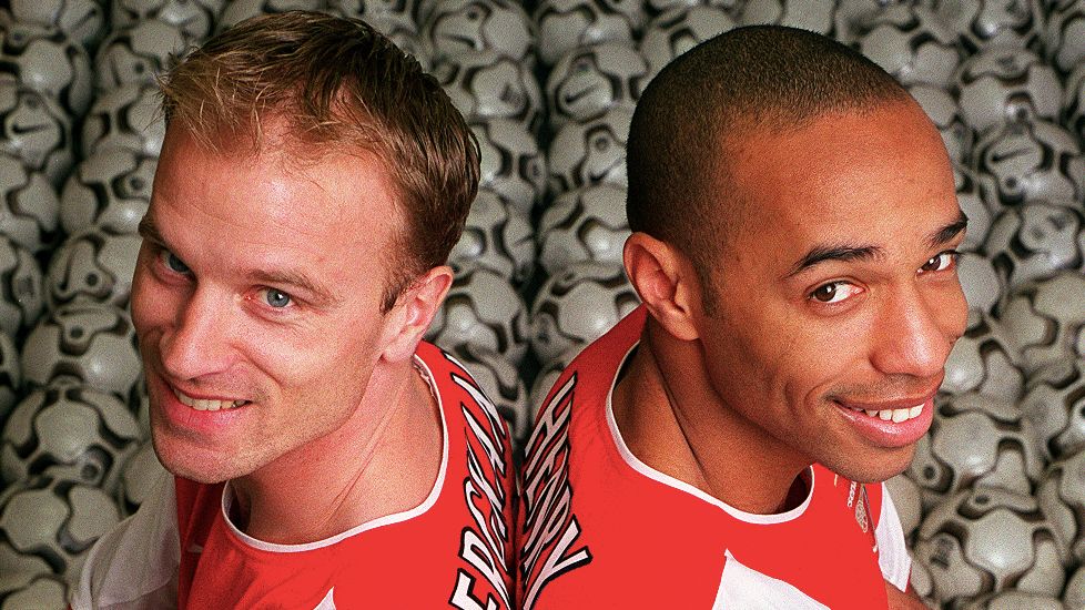 Zdjęcie okładkowe artykułu: Getty Images / Stuart MacFarlane / Na zdjęciu od lewej: Dennis Bergkamp i Thierry Henry