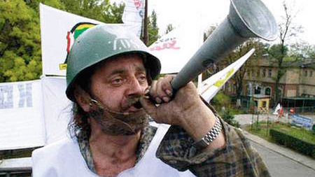 Marian Wilga po wczorajszej rannej zmianie
rozpoczął drugą na dachu łaźni w ZG Bytom II