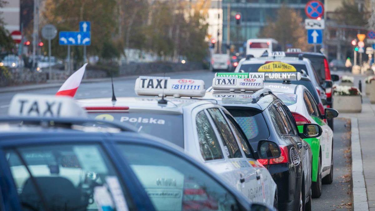 Stock Arkadiusz Zi�?ek
fot: Arkadiusz Ziolek/ East News. Warszawa 08.11.2018.  n/z Postoj taksowek.
ARKADIUSZ ZIOLEK