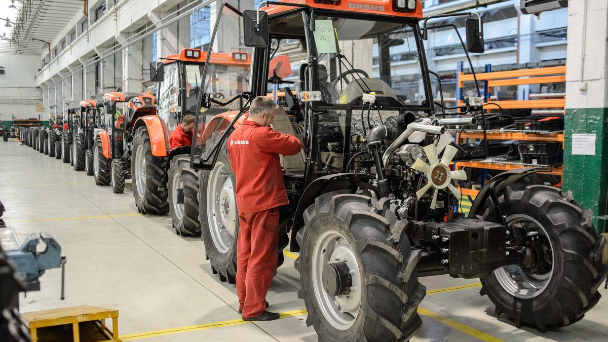 ci�gnik URSUS
Wojciech Pacewicz
gospodarka, kontrakt zagraniczny, przemys� maszynowy, traktor, ursus, firma, produkcja, rolnictwo, zak�ad