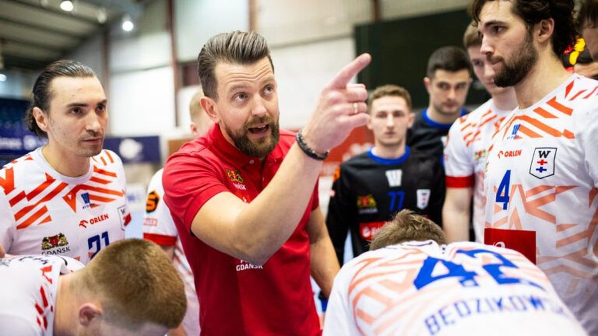 Zdjęcie okładkowe artykułu: Materiały prasowe / Orlen Superliga / Patryk Rombel (Energa Wybrzeże Gdańsk) z drużyną