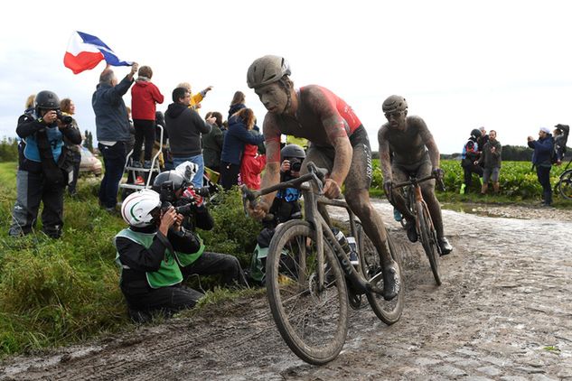 Pogoda podczas Paryż - Roubaix w 2021 roku była wyjątkowo zła. Kolarze jechali przez większą część trasy w błocie. Fot. Tim de Waele/Getty Images