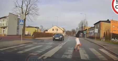 Akrobata przez pasy przeszedł "odwrotnie". Uchwyciła to kamera