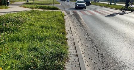 Uwaga kierowcy! Kamienie strzelają spod kół. Żwir i piach zalegają na znacznej długości ulicy