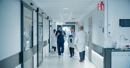 Kierownik SOR w Bielsku-Białej pracuje hybrydowo. Faktury na ok. 600 tys. zł