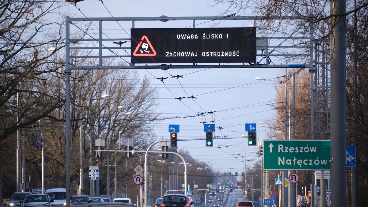 Komunikat wyświetlany na tablicy: Uwaga ślisko! Zachowaj ostrożność