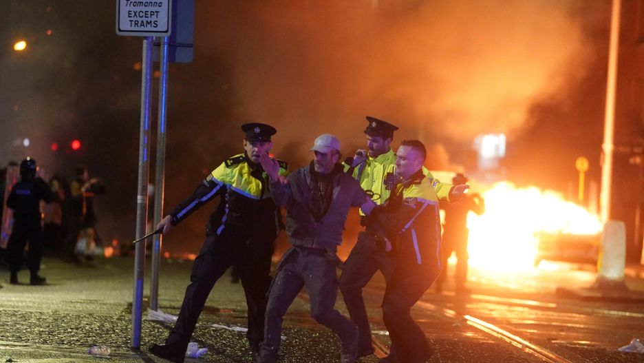 W Dublinie wybuchły zamieszki po ataku nożownika na trójkę dzieci