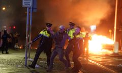 Zaatakował dzieci, wychodzące ze szkoły. Zamieszki w Irlandii