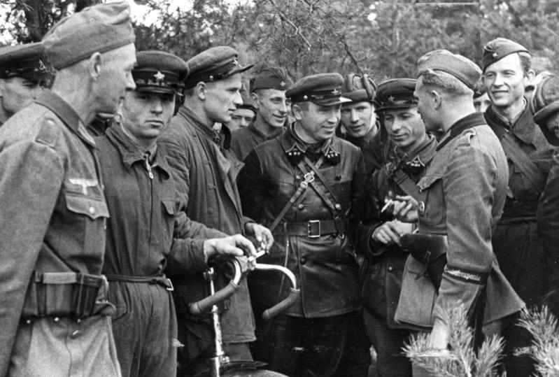 Na zdjęciu spotkanie żołnierzy III Rzeszy i Armii Czerwonej w Brzeszczu 20 września 1939 r.