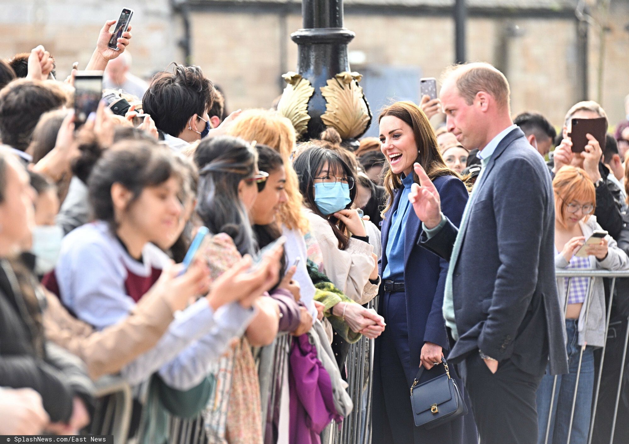 Kate i William wizytują w Szkocji i bratają się z poddanymi. Dla nich złamali protokół 