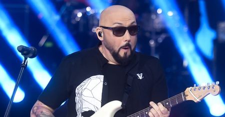 Grzegorz Skawiński podbija TikToka, pokazując, jak wygląda BEZ OKULARÓW. Internauci w szoku: "Teraz wiemy, że ma pan oczy" (WIDEO)