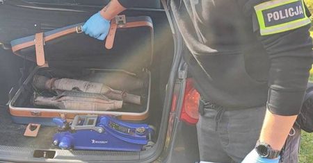 Cenny łup w bagażniku. Policjant po służbie miał nosa