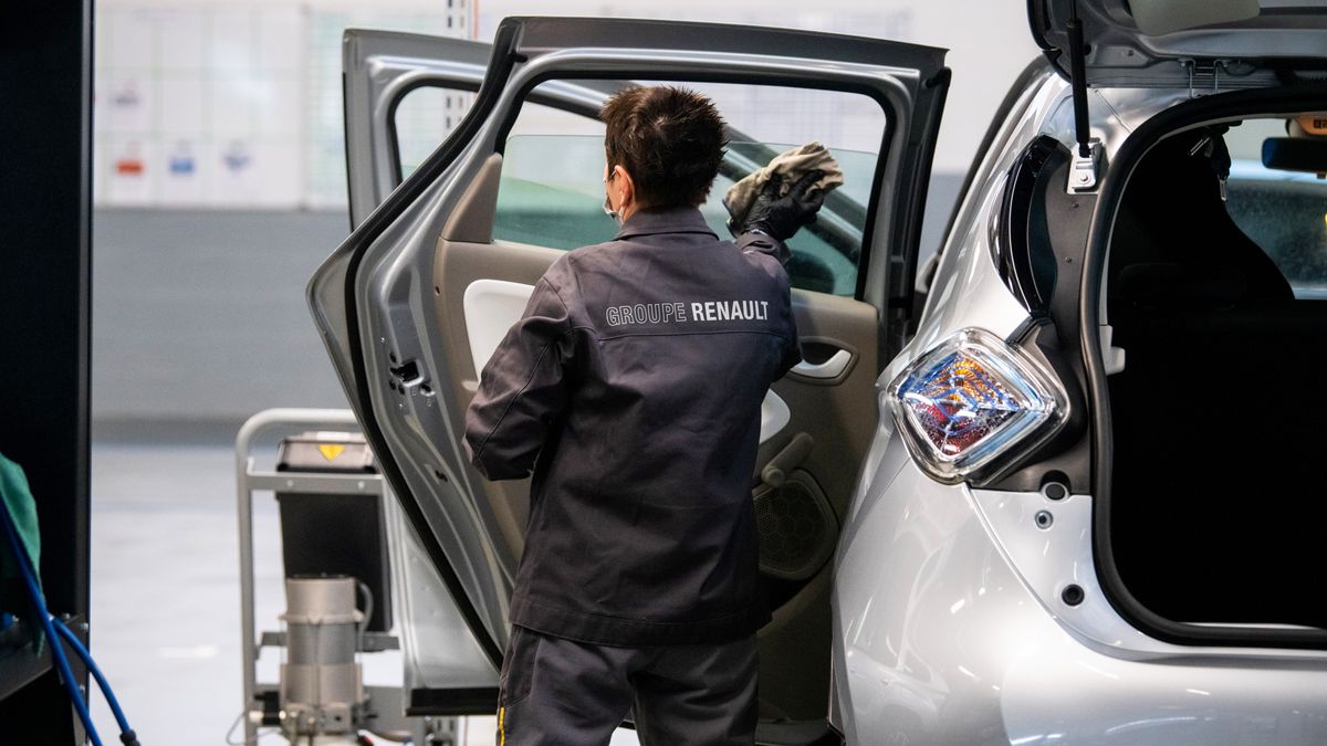 Na zdjęciu pracownik fabryki Renault w kombinezonie z logiem firmy