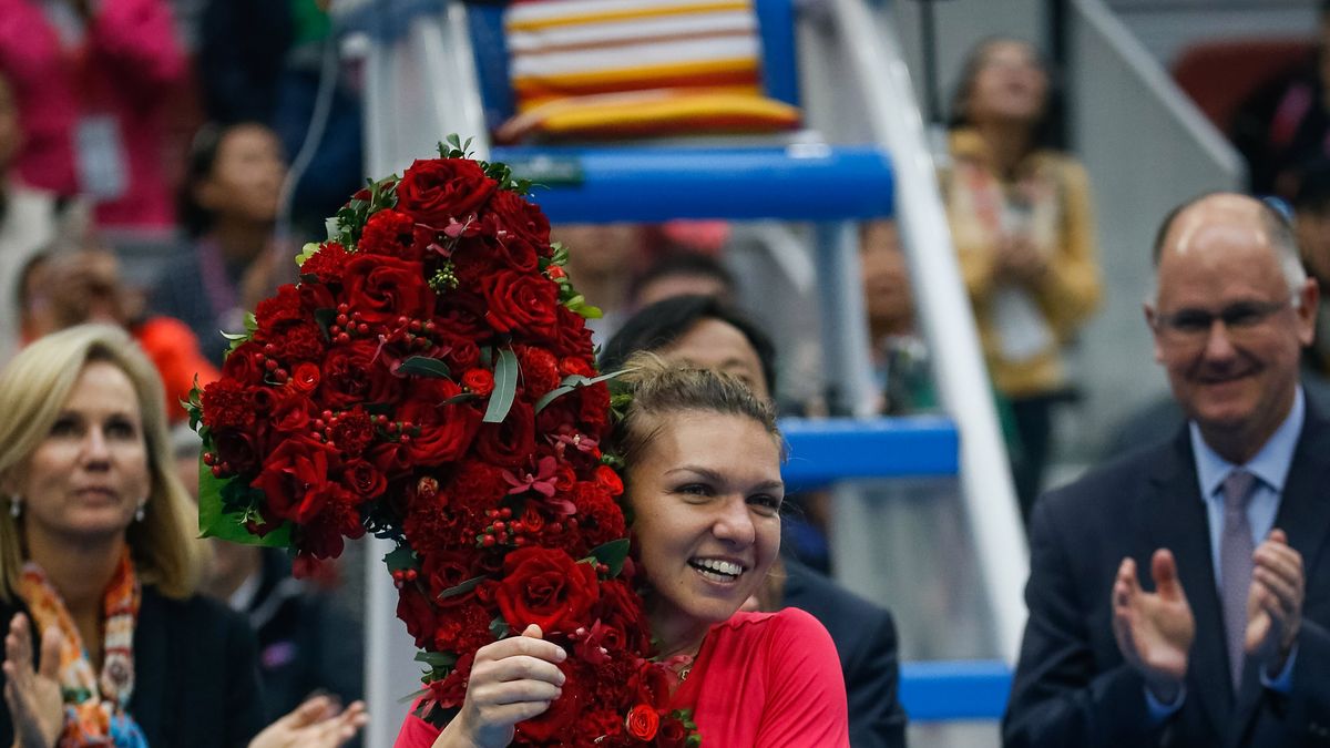 Zdjęcie okładkowe artykułu: PAP/EPA / ROMAN PILIPEY / Na zdjęciu: Simona Halep nagrodzona za zajęcie 1. miejsca w rankingu WTA