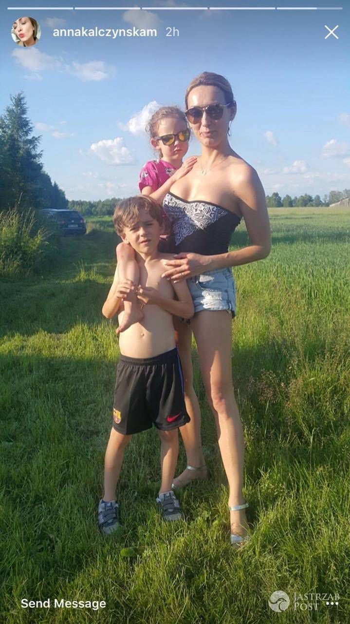Anna Kalczyńska z dziećmi na wsi