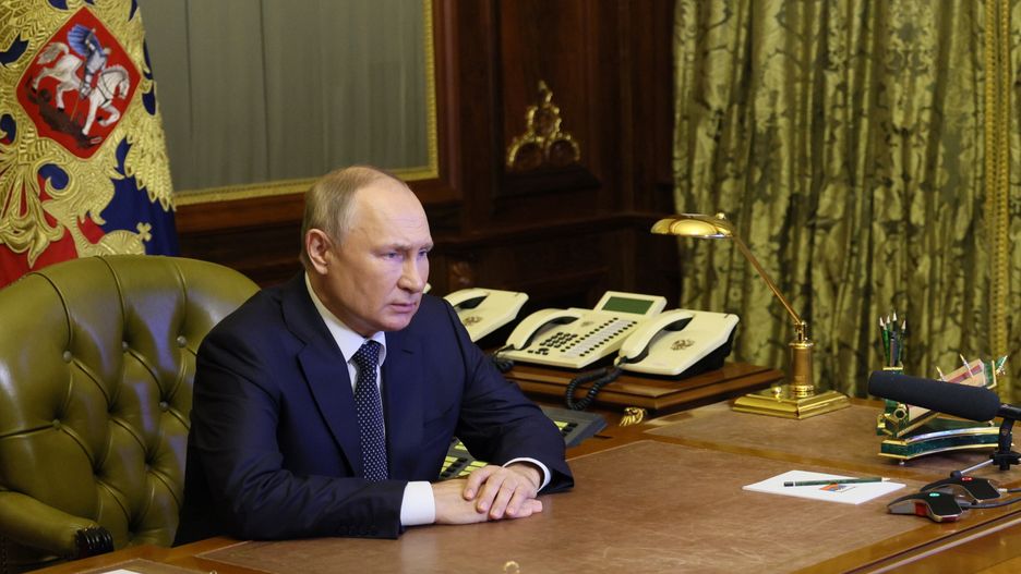 Russian President Vladimir Putin chairs a meeting with members of the Security Council via video conference call, in Saint-Petersburg, Russia, 10 October 2022. Putin stated that 'in the event that attempts to carry out terrorist attacks on our territory continue, Russia's responses will be tough and in scale will correspond to the level of threats posed by the Russian Federation.' The Russian President also added that 'At the suggestion of the Russian Ministry of Defense and according to the plan of the General Staff of the Russian Federation, a massive strike was carried out with long-range precision weapons on energy, military command and communications facilities of Ukraine.' EPA/GAVRIIL GRIGOROV/SPUTNIK/KREMLIN POOL MANDATORY CREDIT Dostawca: PAP/EPA.