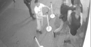 We trzech rzucili się na dwóch. Brutalne pobicie przed klubem