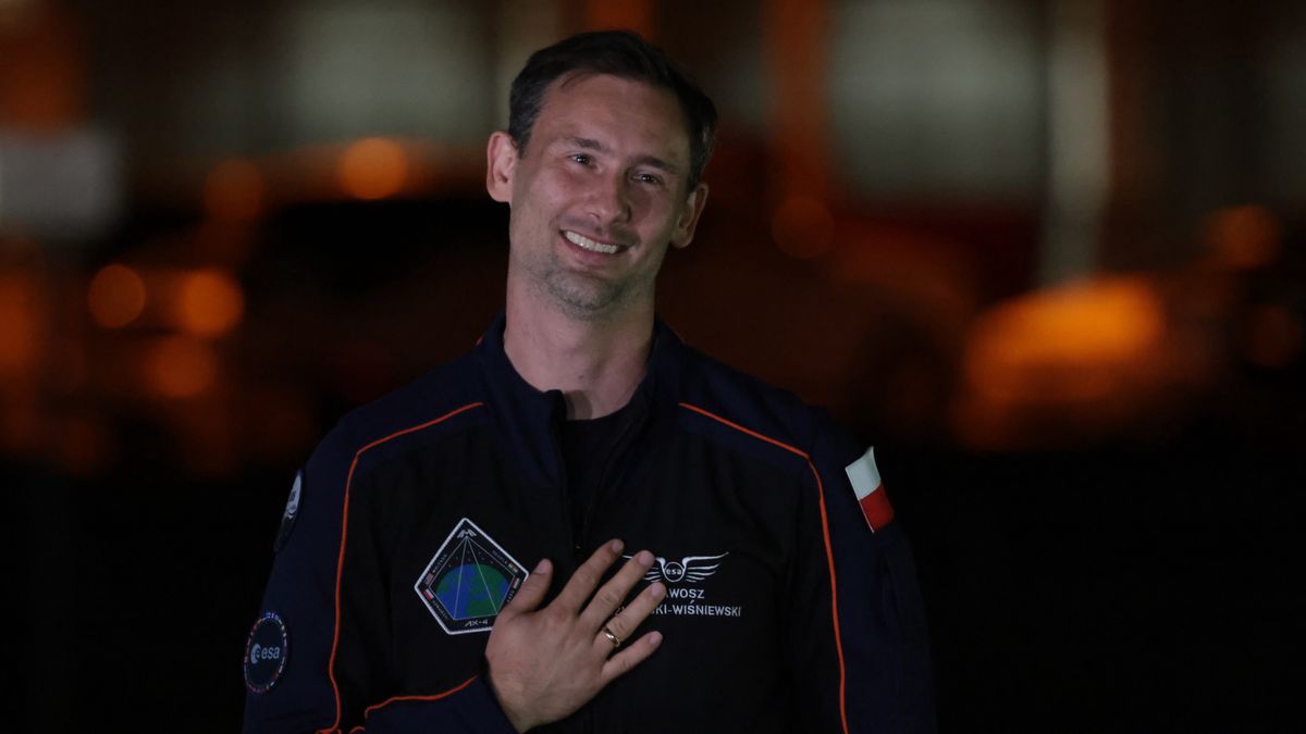 Floryda, 25.06.2025. Polski astronauta Sławosz Uznański-Wiśniewski podczas pożegnania astronautów w Centrum Kosmicznym Johna F. Kennedy?ego na przylądku Canaveral w amerykańskim stanie Floryda, 25 bm. Trwają przygotowania do wystrzelenia rakiety Falcon 9 z kapsułą Crew Dragon, która w ramach misji Axiom-4 ma zabrać czwórkę astronautów, w tym Sławosza Uznańskiego-Wiśniewskiego na Międzynarodową Stację Kosmiczną (ISS). (sko) PAP/Leszek Szymański