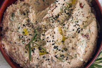 Łyżka dziennie reguluje cholesterol. Jak wykorzystać czarnuszkę?