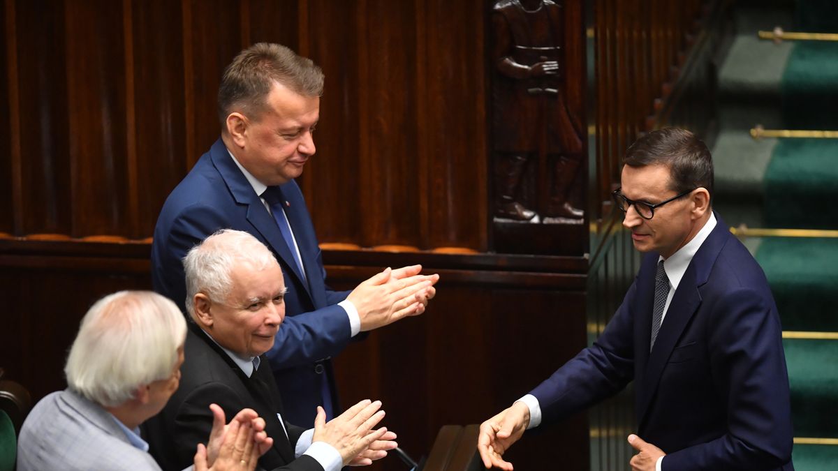 Na zdjęciu Mateusz Morawiecki w Sejmie odbierający gratulacje od Jarosława Kaczyńskiego, Mariusza Błaszczaka i Ryszarda Terleckiego