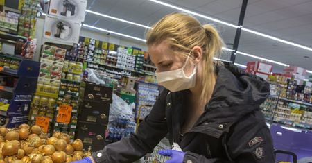 Koronawirus a ograniczenia. Tak Polacy stosują się do zaleceń