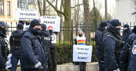 Protest aktywistów przed Trybunałem Konstytucyjnym. Marta Lempart komentuje