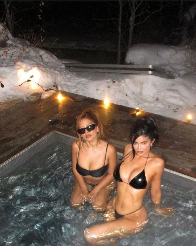 Lateksowa Kylie Jenner WDZIĘCZY SIĘ w jacuzzi
