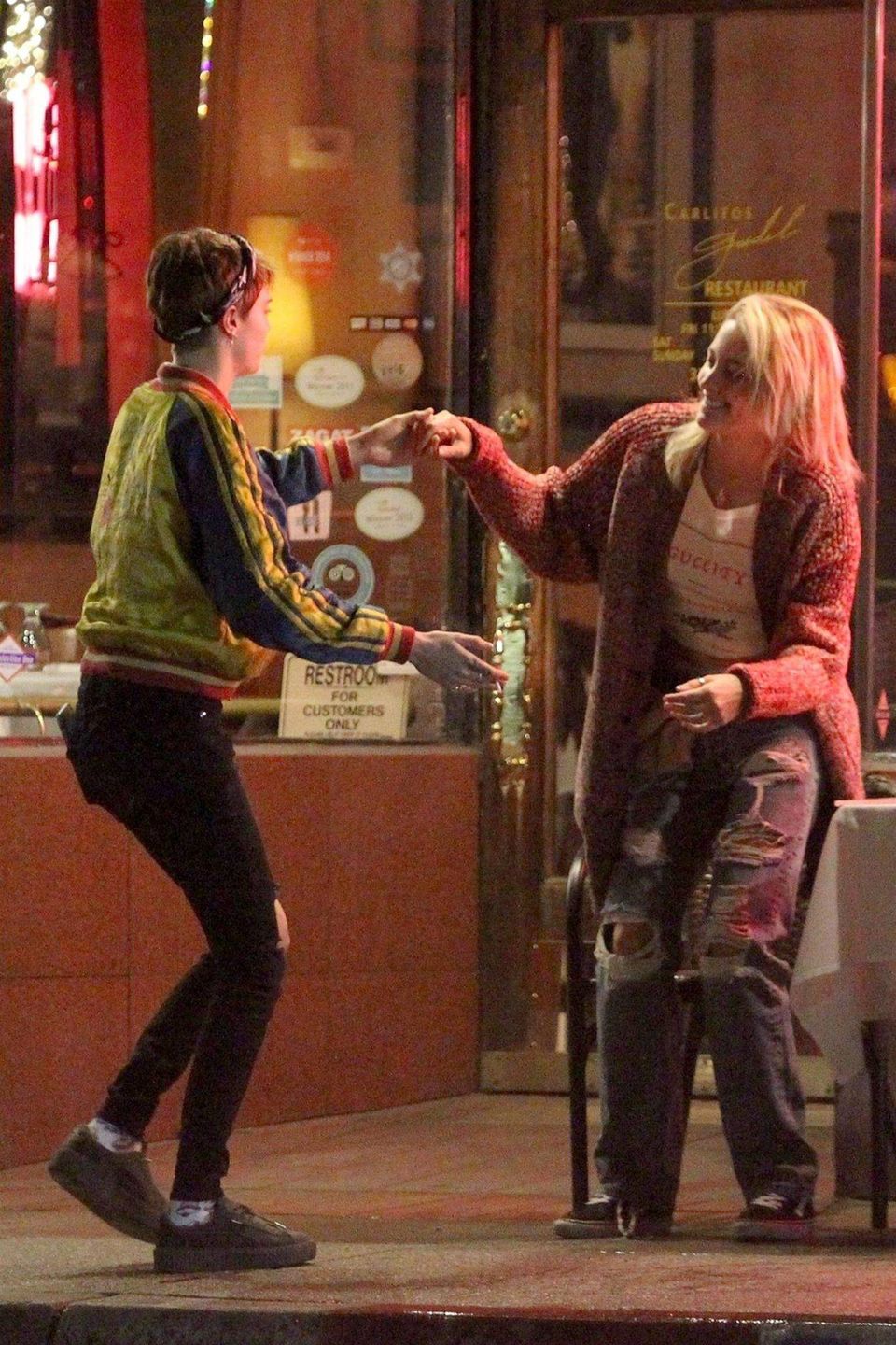 Cara Delevingne i Paris Jackson Kiss całowały się na ulicy. Towarzyszyli im Macaulay Culkin i Brenda Song (BACKGRID/FORUM)