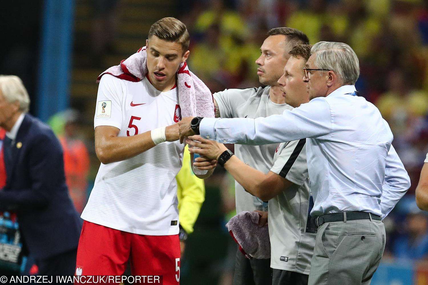 Mecz Polska-Kolumbia: Jan Bednarek z trenerem Adamem Nawałką
