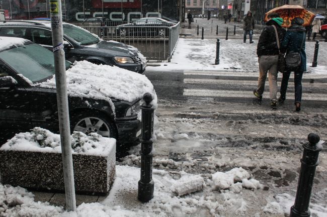 Po opadach śniegu coraz trudniejsze warunki na drogach