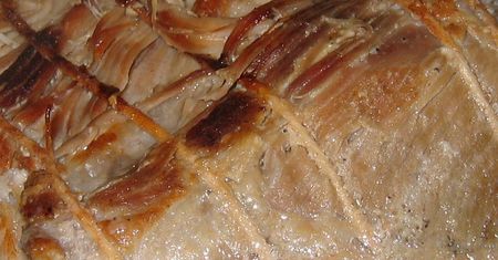 Pieczona polędwica wieprzowa z kością (mięso i tłuszcz)