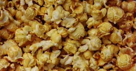 Popcorn z polewą karmelową bez orzeszków ziemnych
