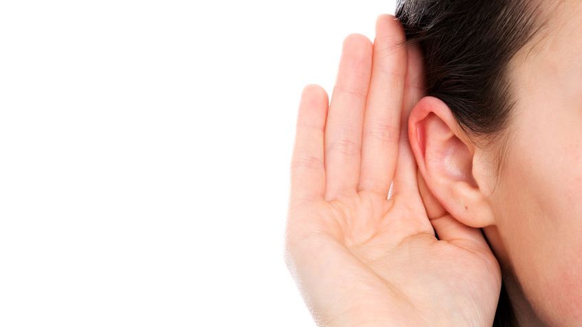 Akumetria jest jedną z najprostszych subiektywnych metod badania słuchu. Polega ona tym, że badający, stojąc od badanego w odległości około 4-6 metrów, wymawia szeptem słowa, które zawierają zarówno tony niskie, jak i wysokie.