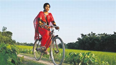 Bosa ambasadorka technologii z netbookiem w dłoni 1