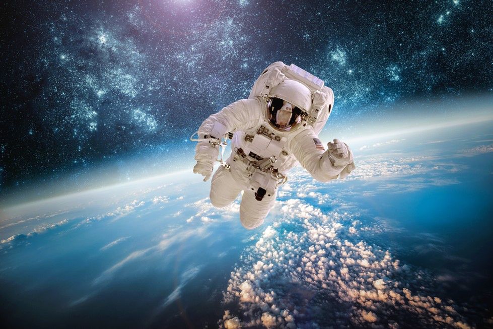 Fotografia astronauty w czasie spaceru kosmicznego pochodzi z serwisu Shutterstock