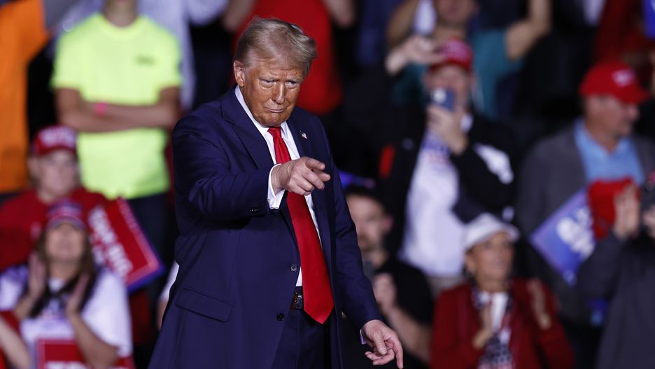 Republican presidential candidate and former US President Donald Trump gestures during a campaign rally in Grand Rapids, Michigan, USA, 04 November 2024. Trump and Vice President and Democratic presidential nominee Kamala Harris are tied in the polls with one day until the election of 05 November. EPA/CJ GUNTHER Dostawca: PAP/EPA.