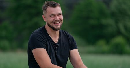Dziś Artur z "Rolnik szuka żony" jest przystojniakiem. A kiedyś?