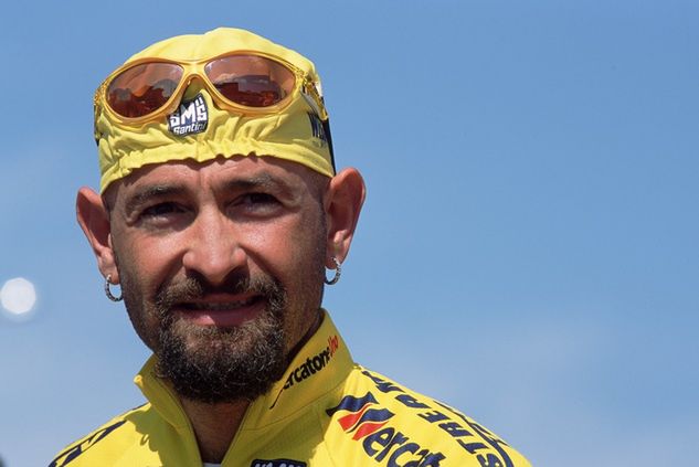 Marco Pantani i jego styl: bandana lub czapeczka oraz kolczyki w uszach. Fot. Pascal Rondeau /Allsport / Getty Images