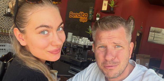 Filip Chajzer pokazał nowe zdjęcie z 20-LETNIĄ ŻONĄ i zwrócił się do fanów: "Co w życiu jest ważniejsze?" (FOTO)