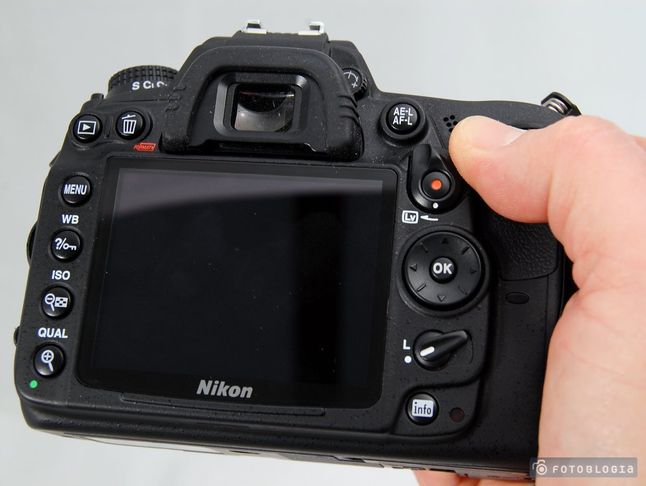 Nikon D7000 świetnie leży w ręku