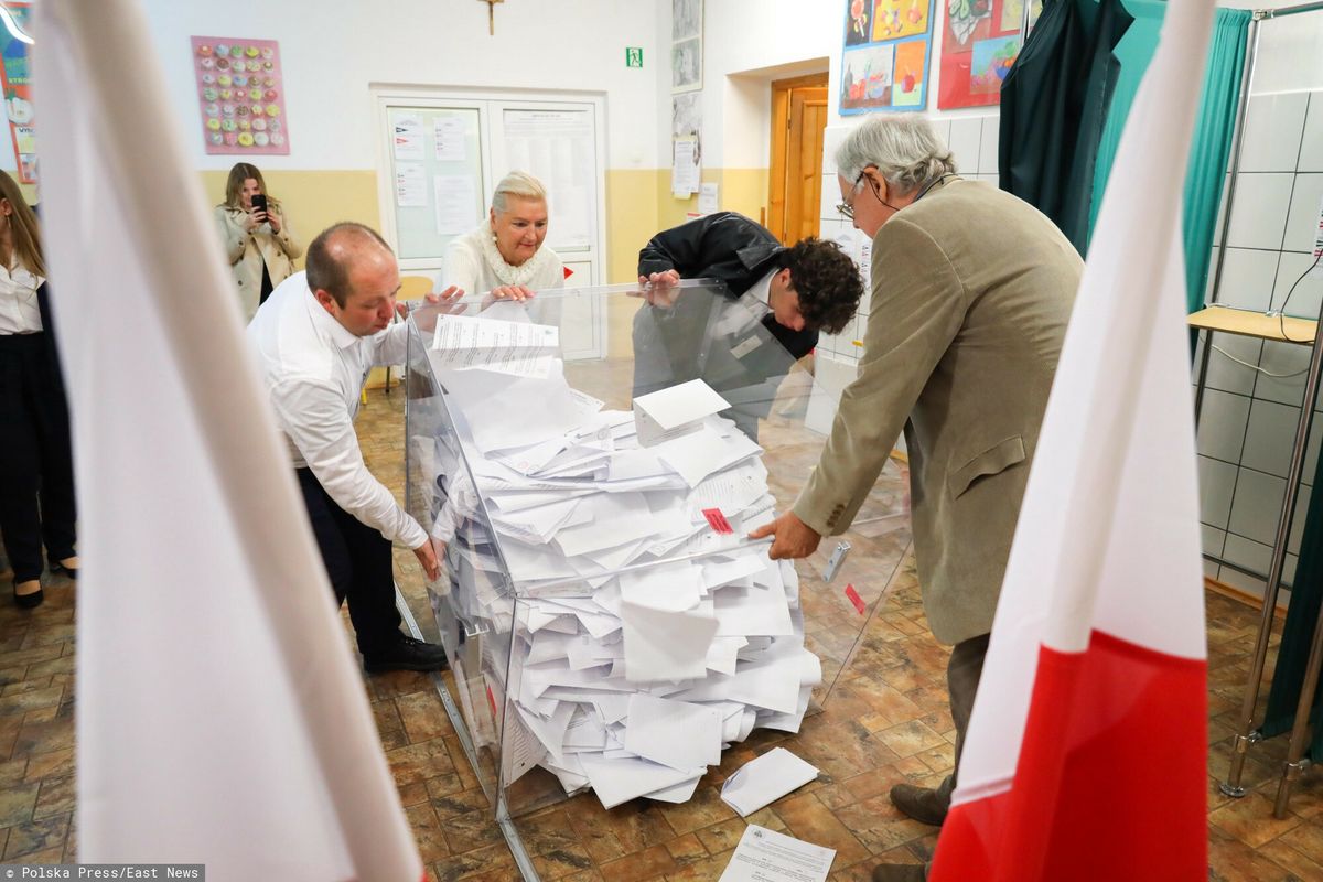 Otwarcie urn wyborczych