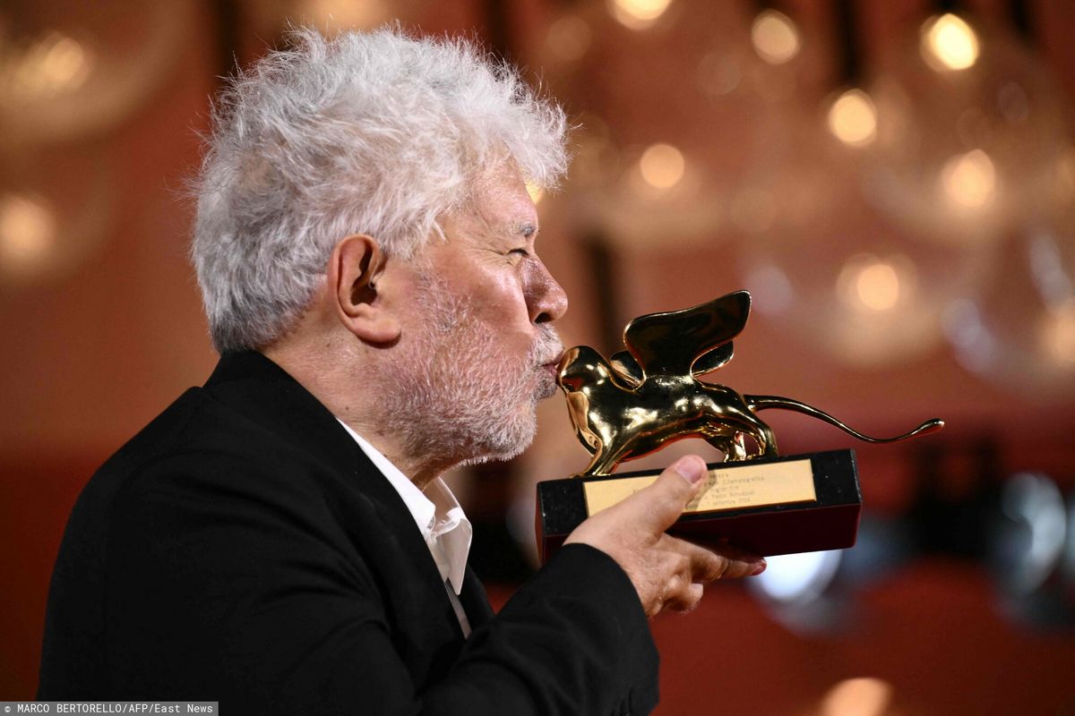 Pedro Almodovar odbiera nagrodę na festiwalu w Wenecji