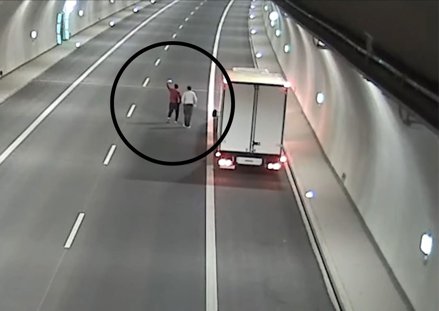 Kierowcy wysiadają z aut pośrodku tunelu. Przyczyna ich zachowania szokuje