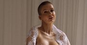 Odziana w koronkową szatkę, gorset i majtki Edyta Pazura eksponuje biust i reklamuje perfumy. Kupicie? (FOTO)