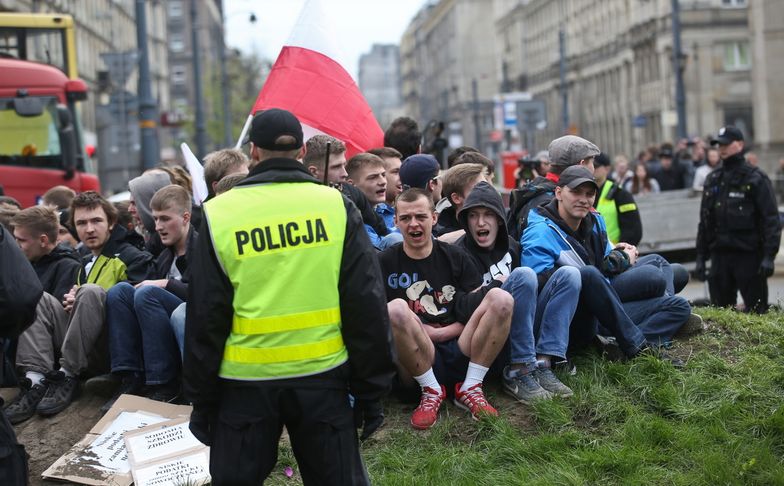 Narodowcy blokują odbudowę tęczy na pl. Zbawiciela