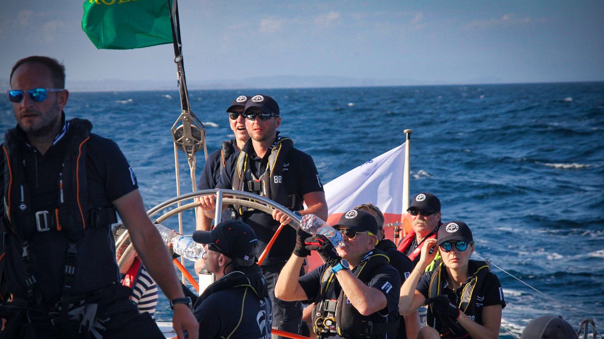 Przemysław Tarnacki (za sterem) z załogą Ocean Challenge Yacht Club